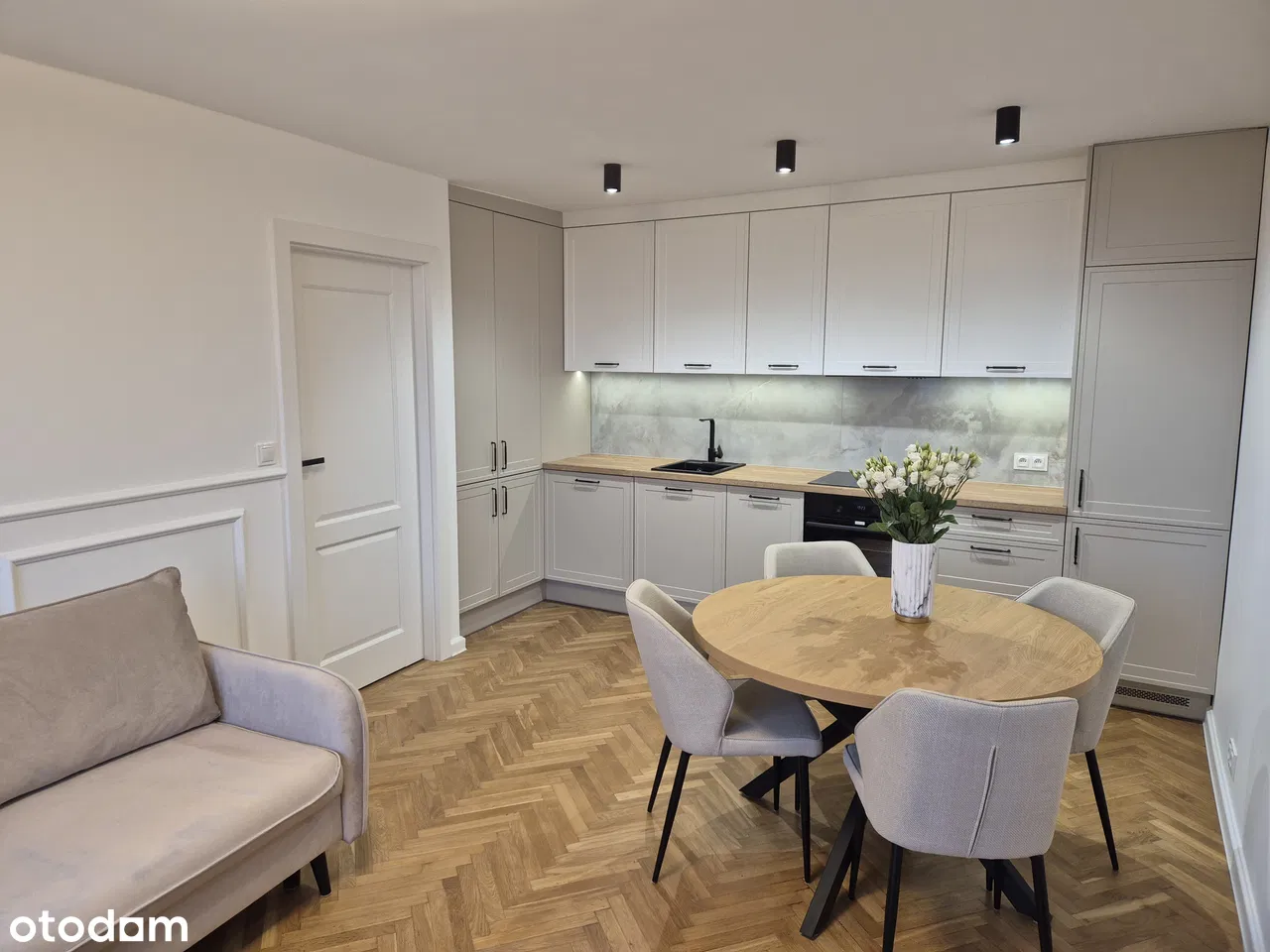 Przy Parku Skaryszewskim! Budynek z cegły z windą! Ciche mieszkanie.